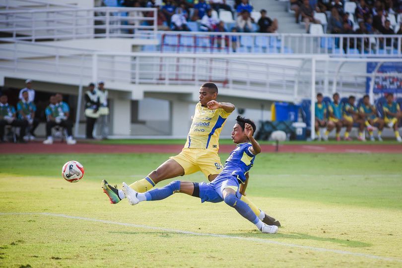 Arema FC vs Persib Bandung: Diwarnai Kartu Merah Bek Timnas Irak, Pangeran Biru Menang di Kanjuruhan